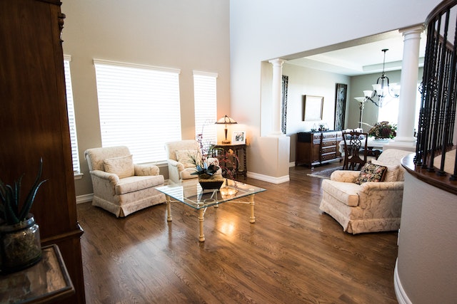 a well maintained living room]